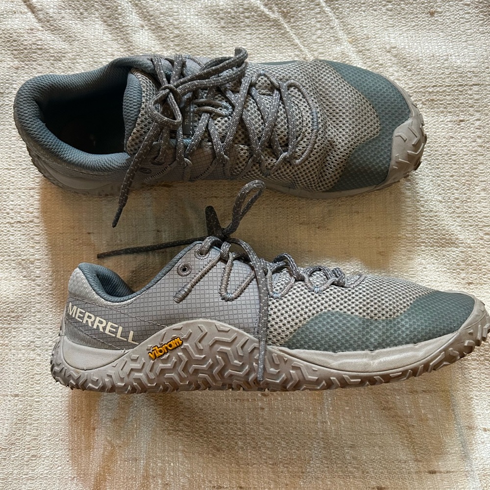 Merrell Gray Sneakers with Mesh Upper and Sleek Design